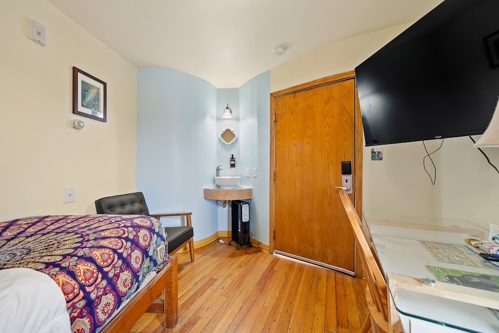 Qupqugiaq Inn 25/61