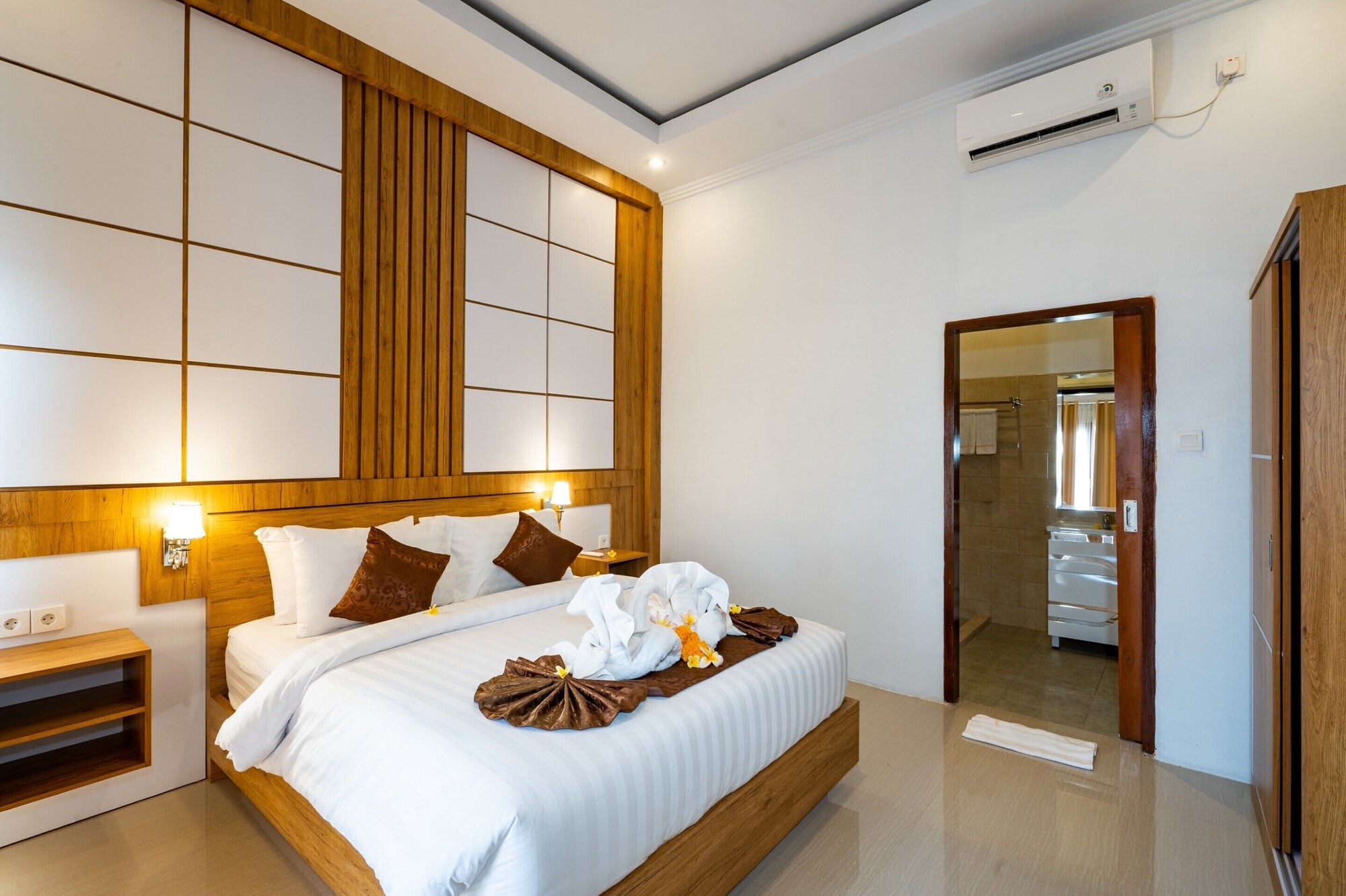 Deluxe, Queen Bed, Pool Access