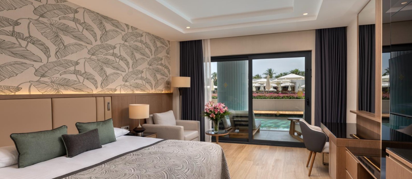 Swim Up, Superior, Suite