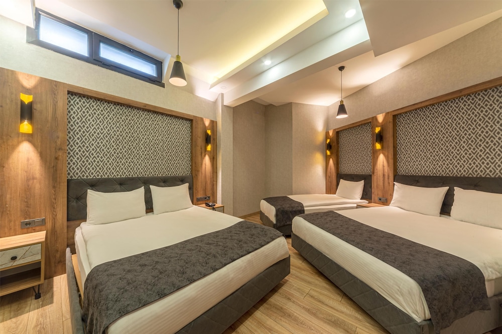 EXECUTIVE, BASEMENT, 2 QUEEN BEDS