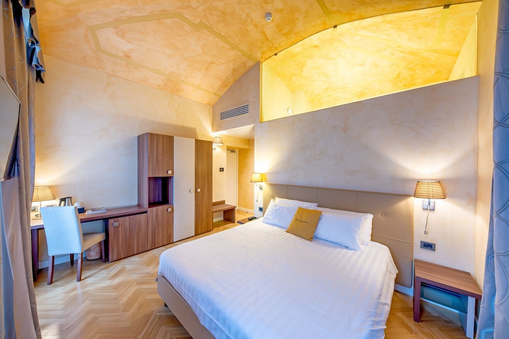 Hotel Castello Di Casiglio 19/79