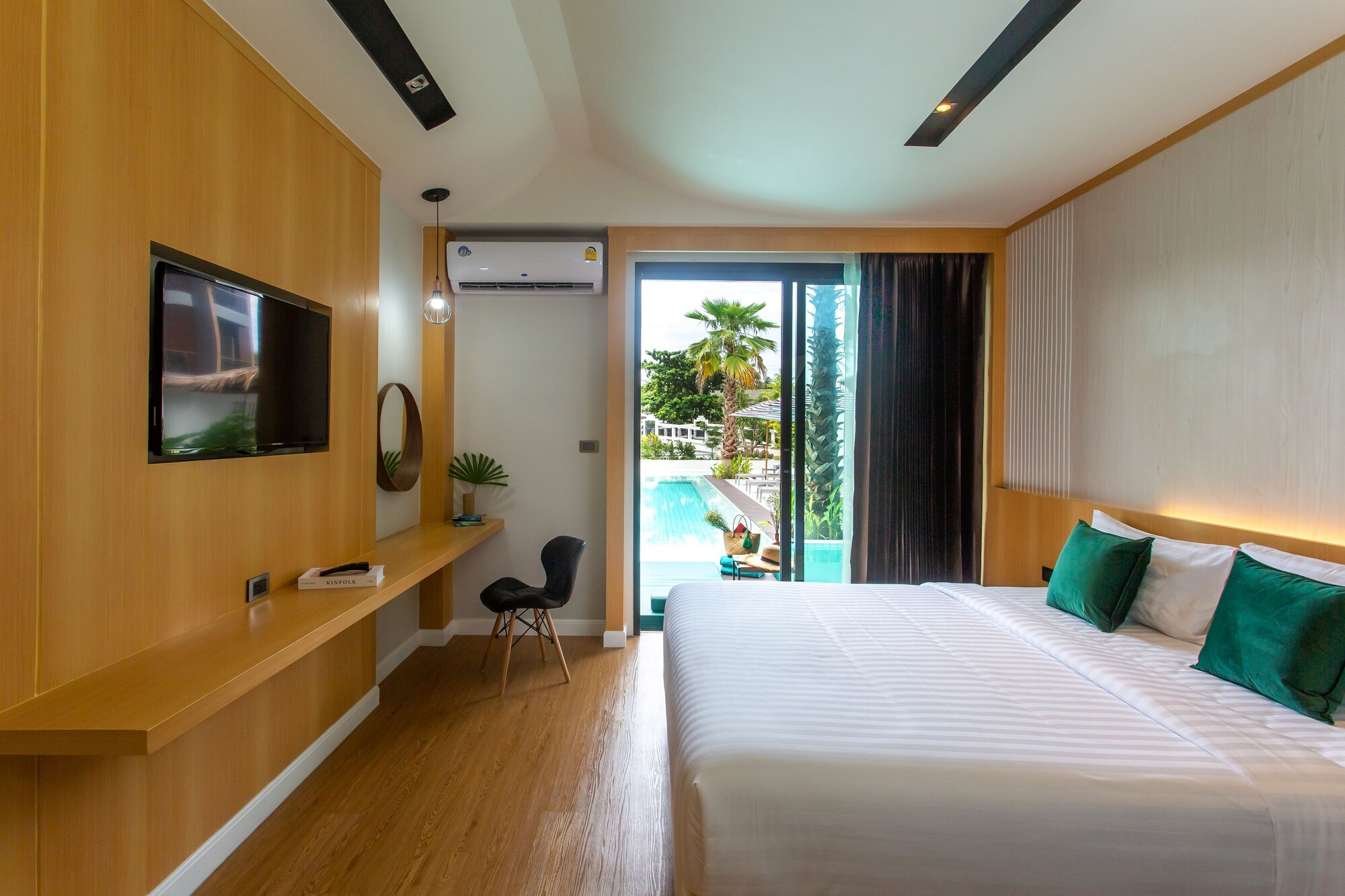 Superior, King Bed, Pool Access