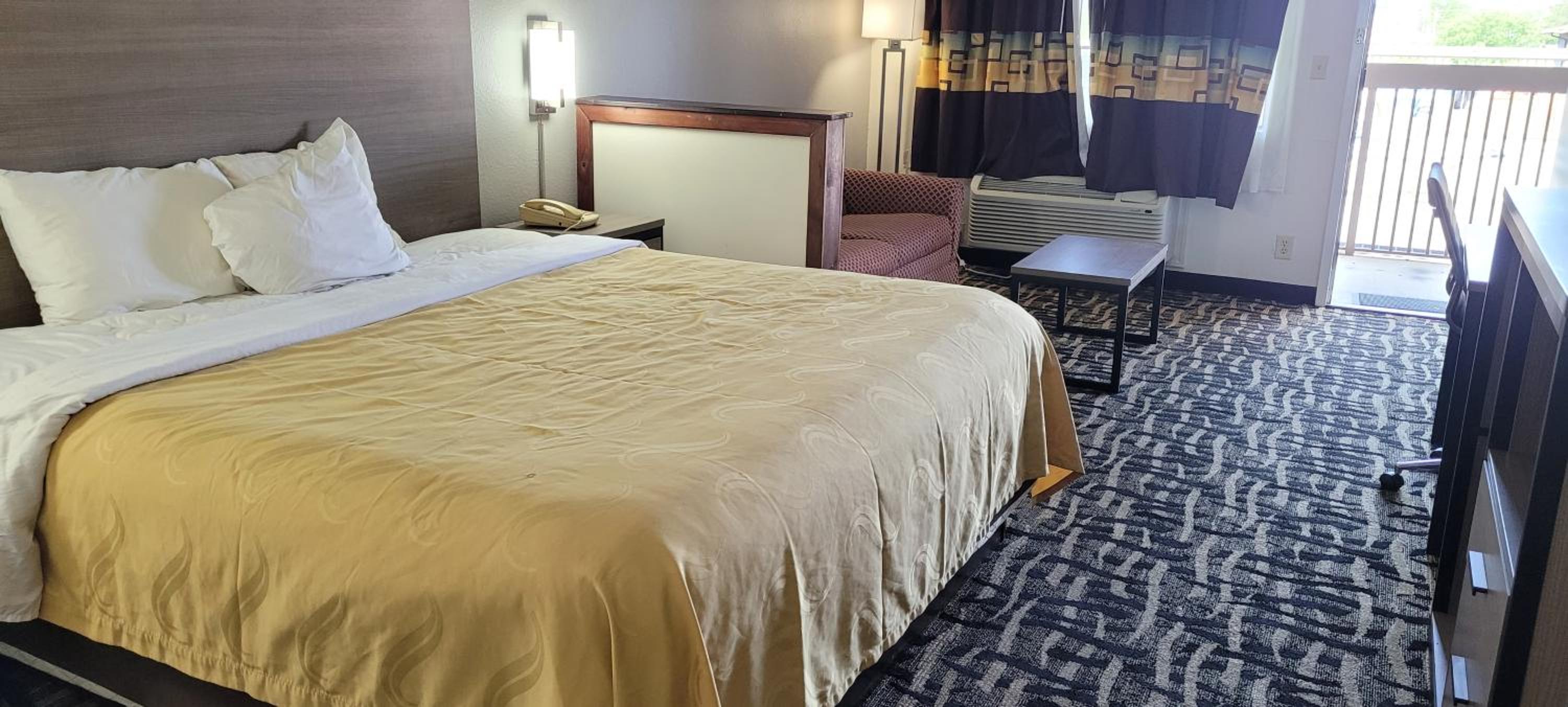1 King Bed - Mob Acc RI Shwr Nsmk Micfridg
