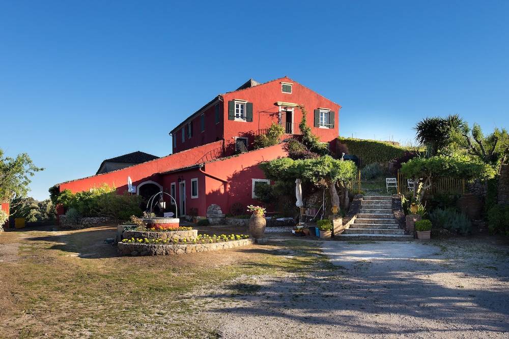 Fundana Villas Aparthotel in Priftiatika
