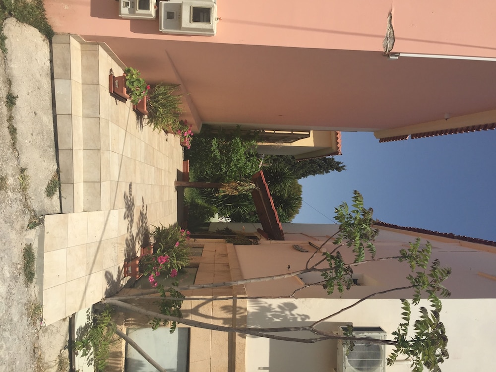 Ulrika Hotel 5/50