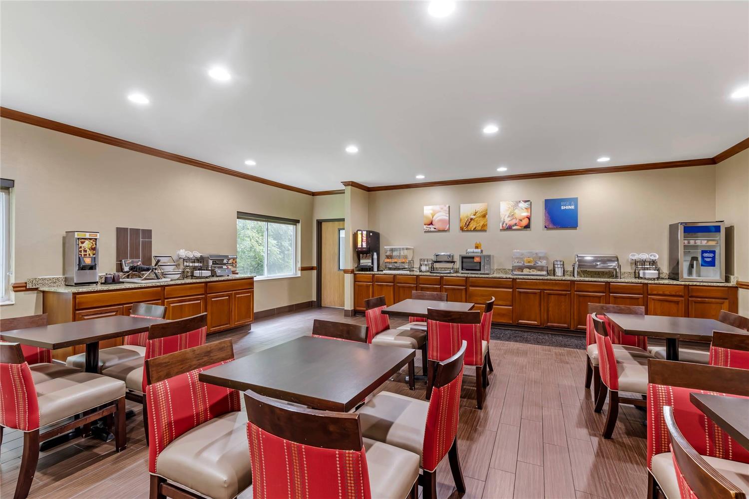 Comfort Inn & Suites East Moline near I-80 20/29