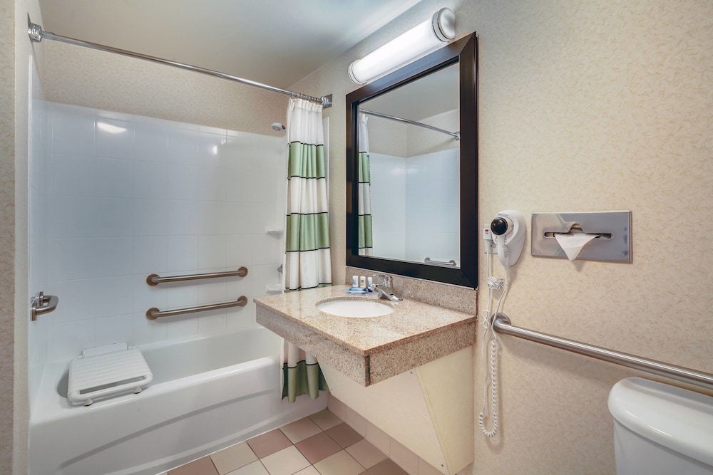 Fairfield Inn and Suites Jacksonville Beach 16/54
