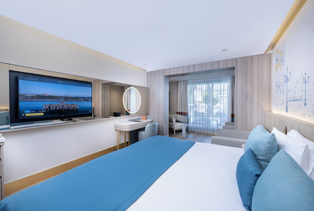 Lanai, Deluxe, Queen Bed, 2 Sofa