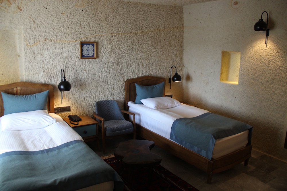 1811 Cave Hotel 10/50