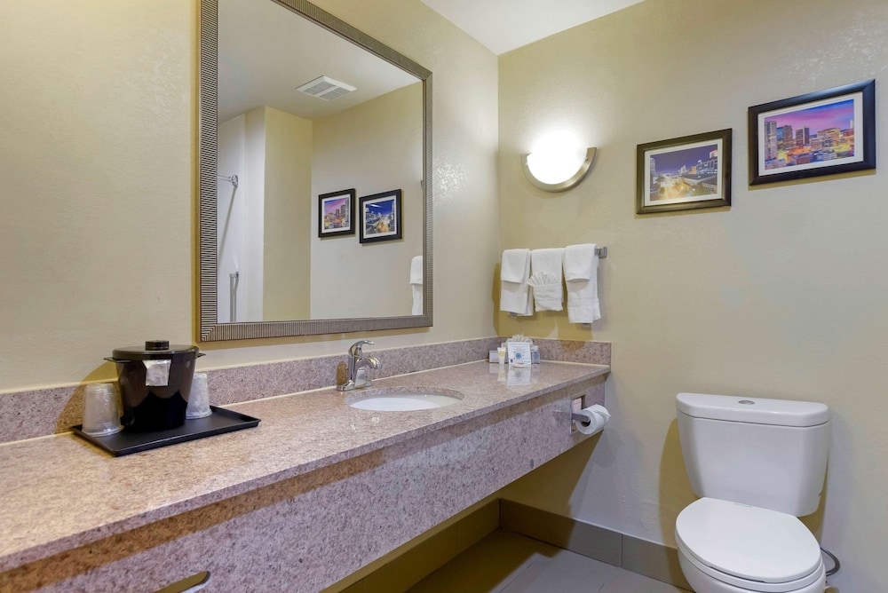 Comfort Suites Fultondale I-65 near I-22 18/35