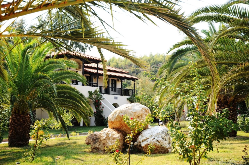 Assa Maris Beach Hotel 100/108