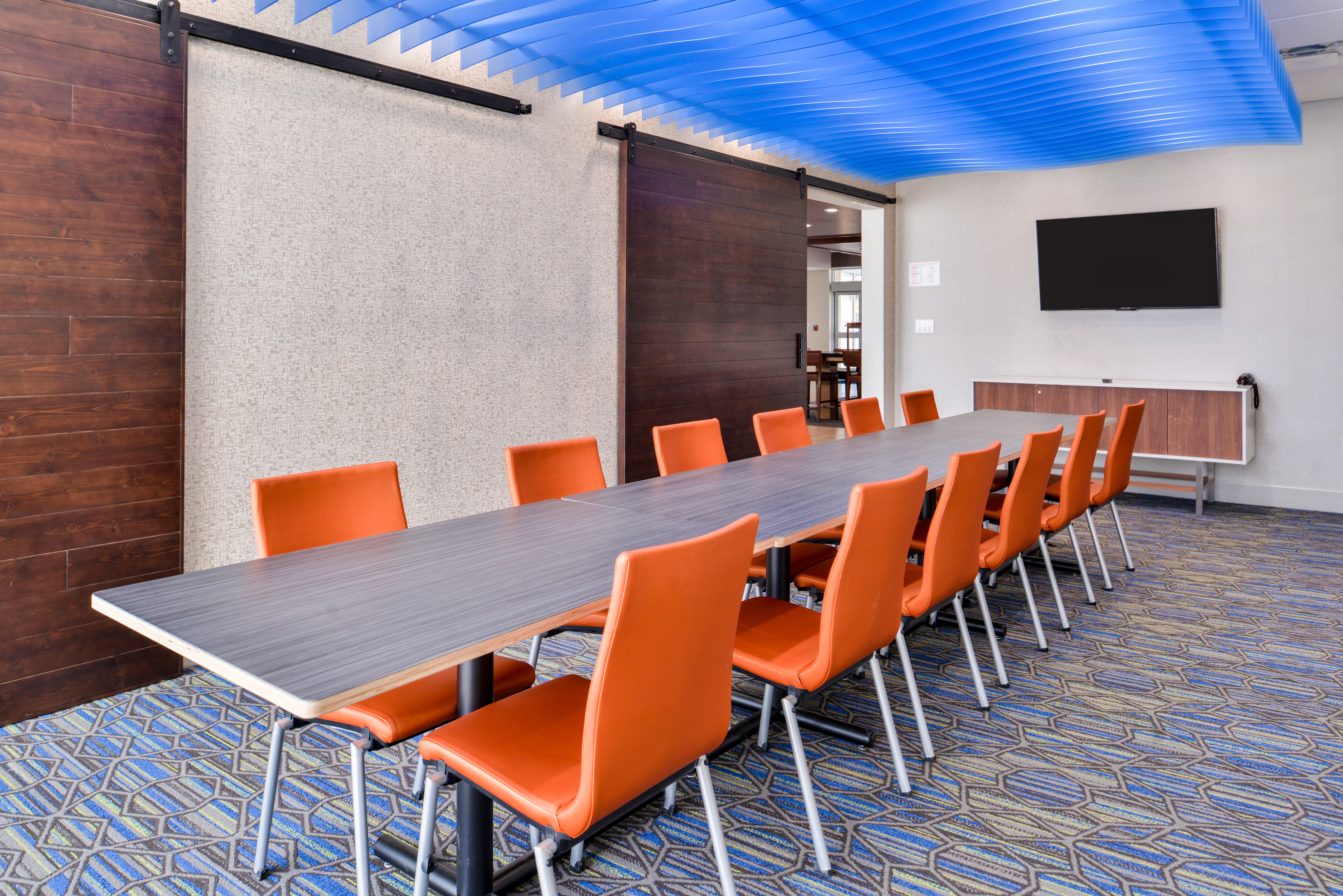 HOLIDAY INN EXPRESS EARLY 24/34