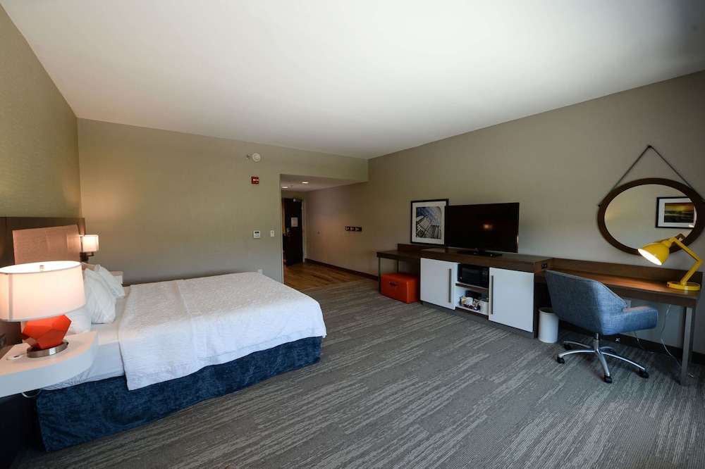 Hampton Inn Suites Lenoir Nc 29/76