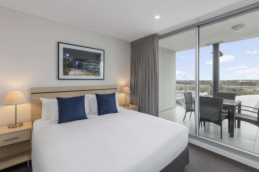 Oaks Embassy Adelaide Suites 16/64