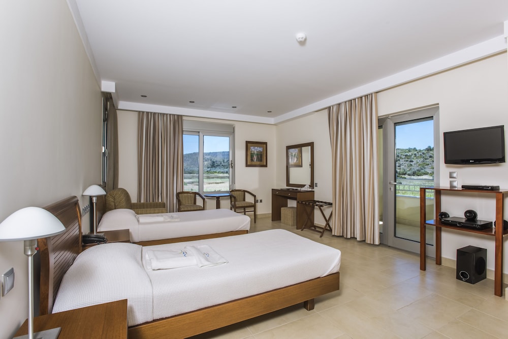 غرفة بسريرين منفصلين بإطلالة على الجبل مع أريكة، Almiriki Chios Rooms & Apartments 3/6