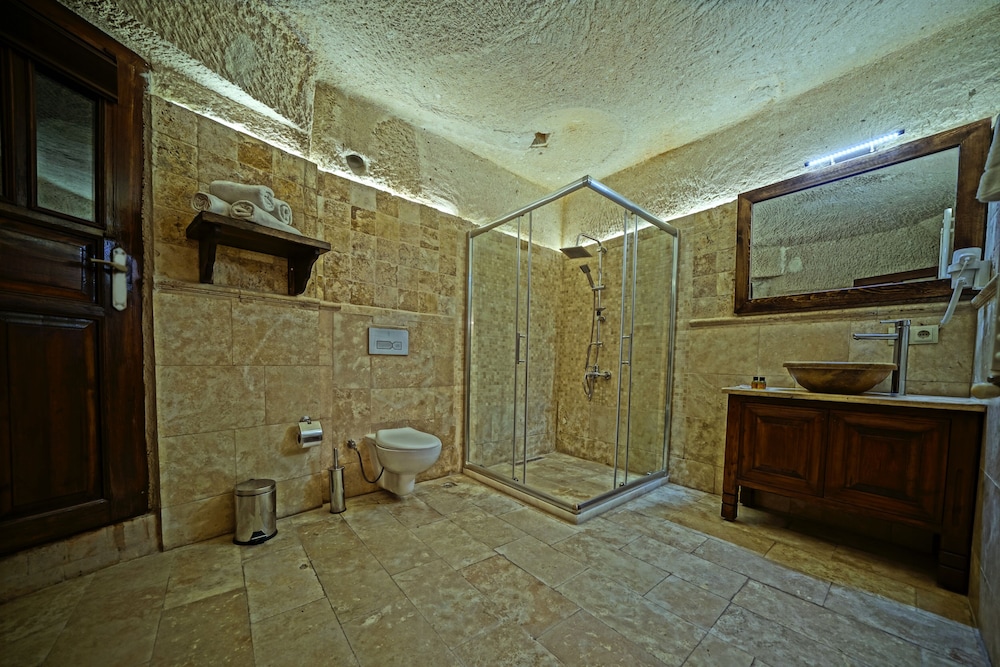 CASTLE CAVE HOUSE 23/50