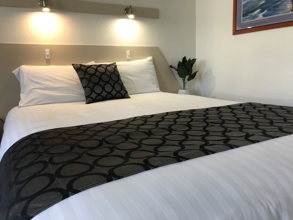 COBB INLANDER MOTEL 12/32