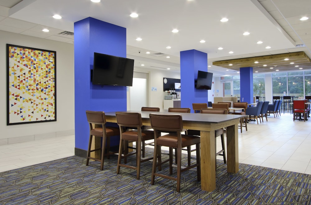 Holiday Inn Express Suites Columbus North 42/54