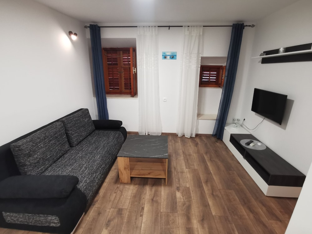 M & J Central Suites 23/50