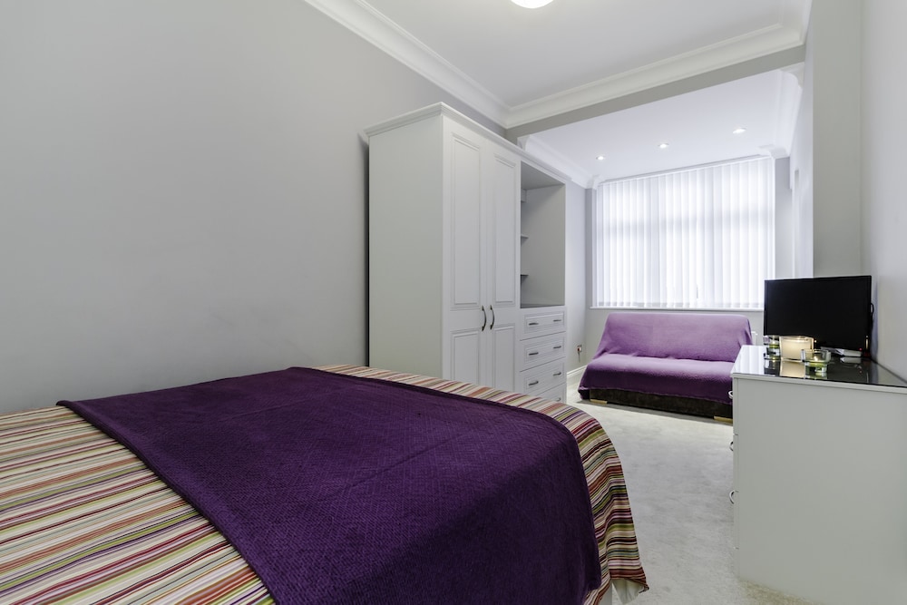 DELUXE, DOUBLE BED, SHARED BATHROOM