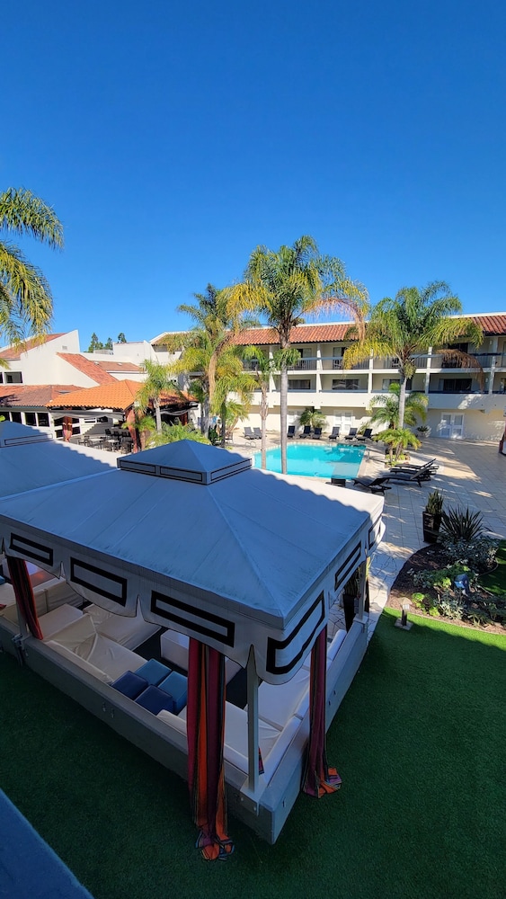 Atrium Hotel at Orange County Airport 18/61