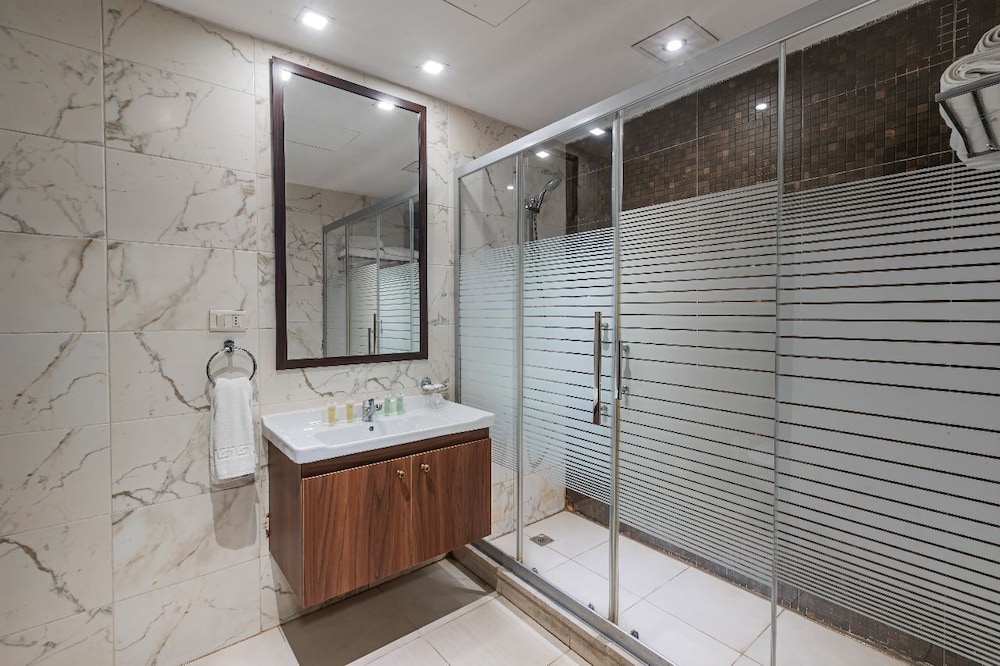 Lancaster Hotel Apartments-Gardens 46/47