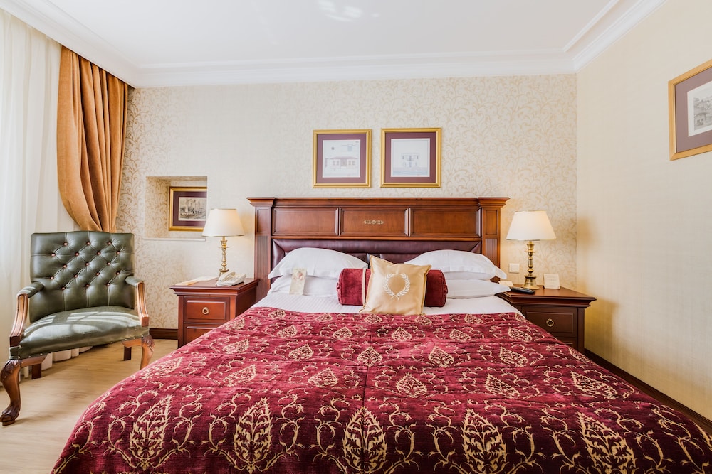 JUNIOR SUITE, QUEEN BED, PRIVATE BATHROOM