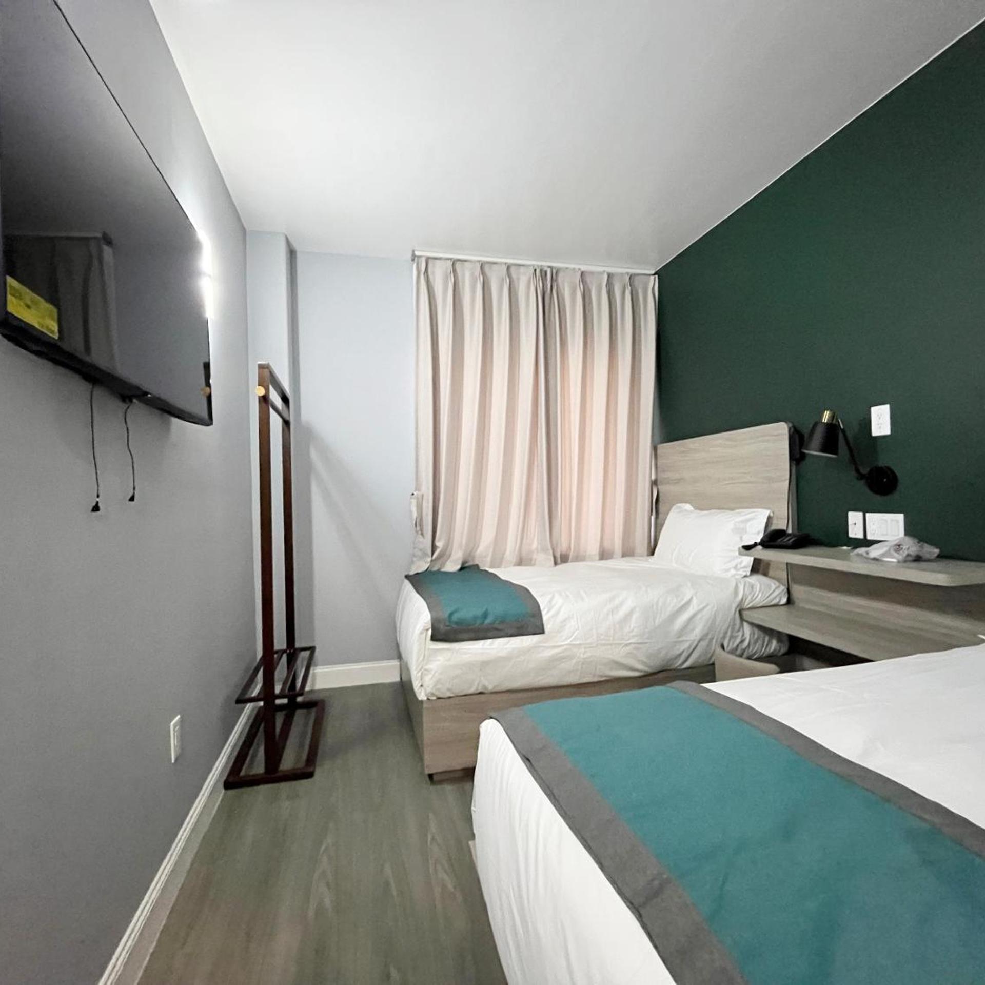 غرفة بسريرين منفصلين بحمام خاص، Starlight Hotel 2/6