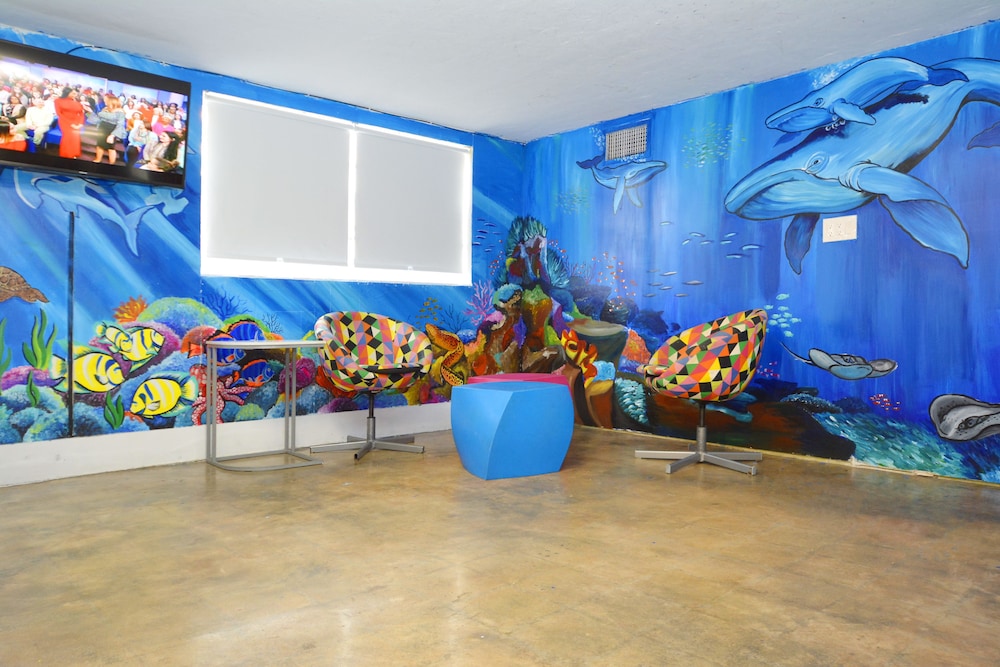 South Beach Rooms and Hostel 42/48