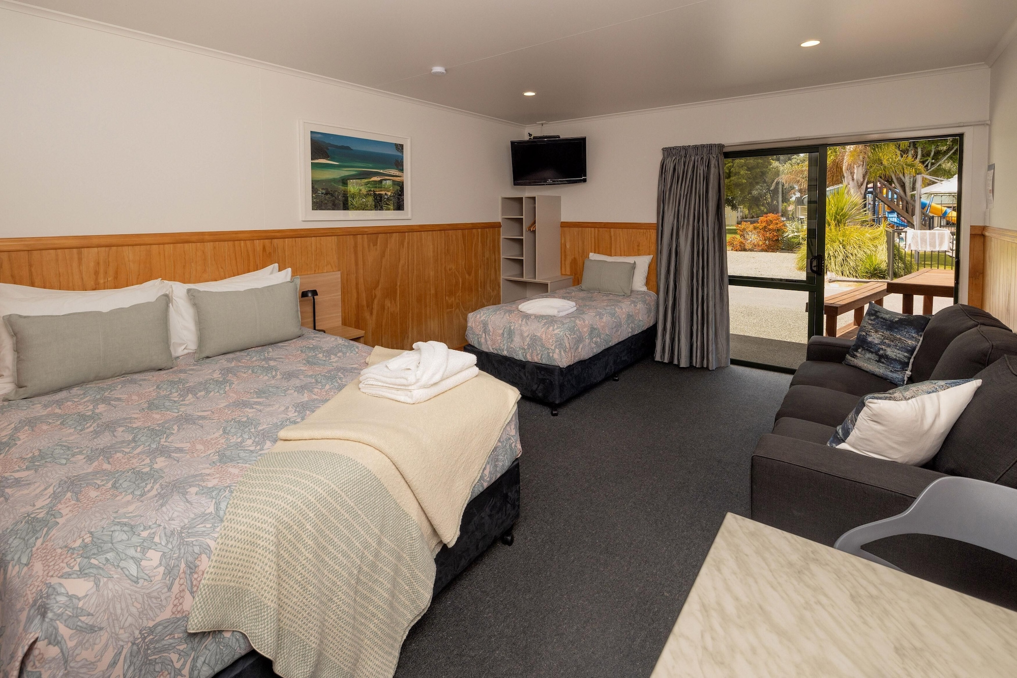 Motel, Studio, 1 Queen and 1 Single Bed, 2 Beds, Sofa