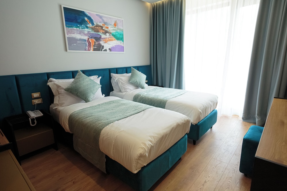 Room, Twin Beds, Mountain View, Ames Hotel & Spa 8/10