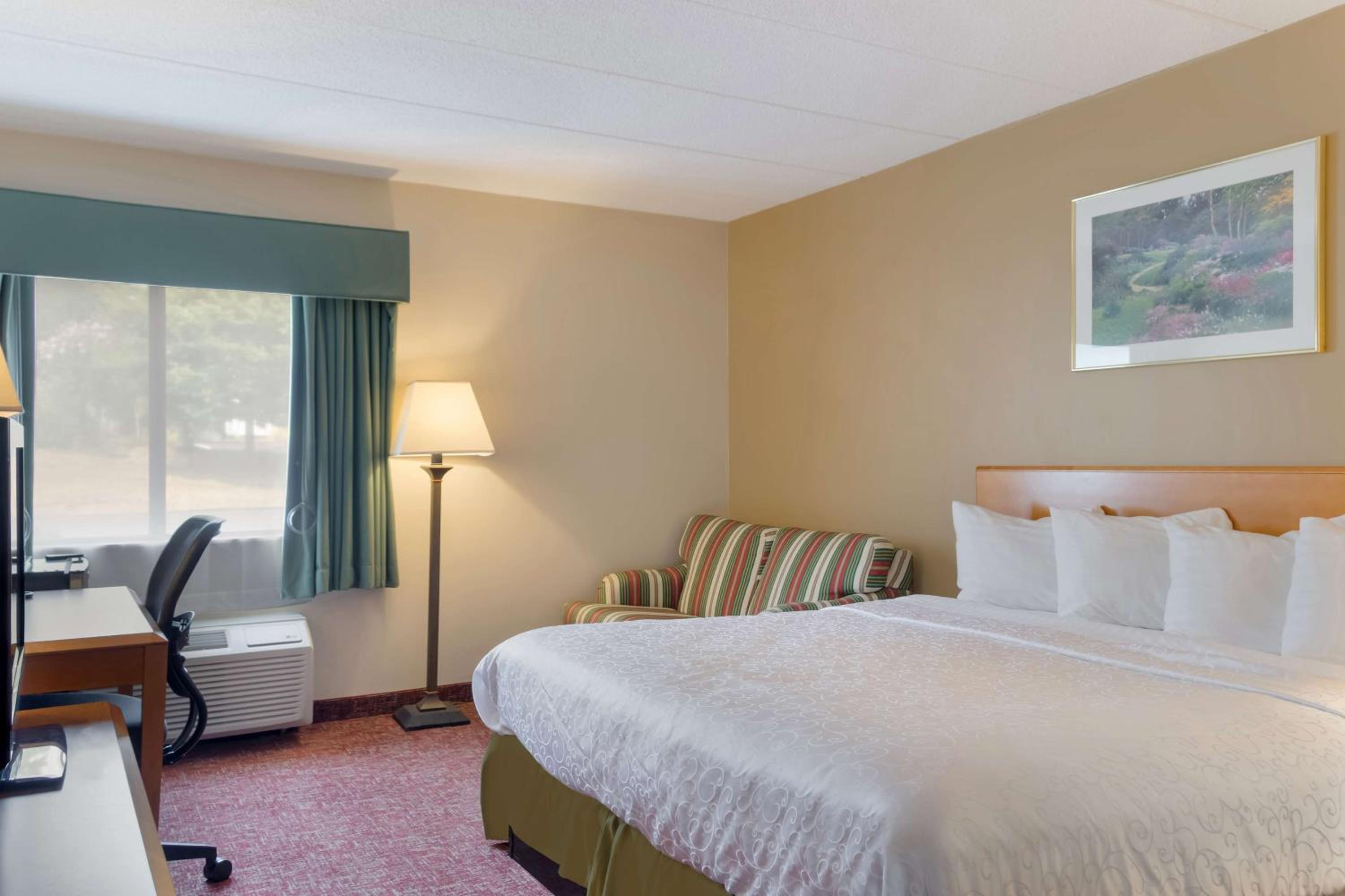 Room at All Seasons Inn & Suites Smithfield Providence, SMITHFIELD - RI