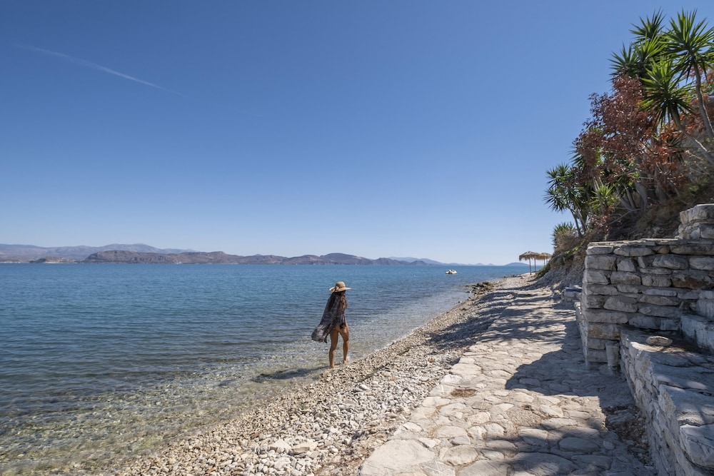 MELI APARTMENTS & VILLAS 33/50