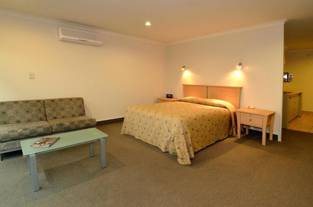 Senator Motor Inn 17/25