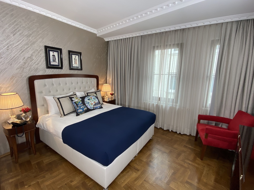 SUPERIOR, DOUBLE OR TWIN BED