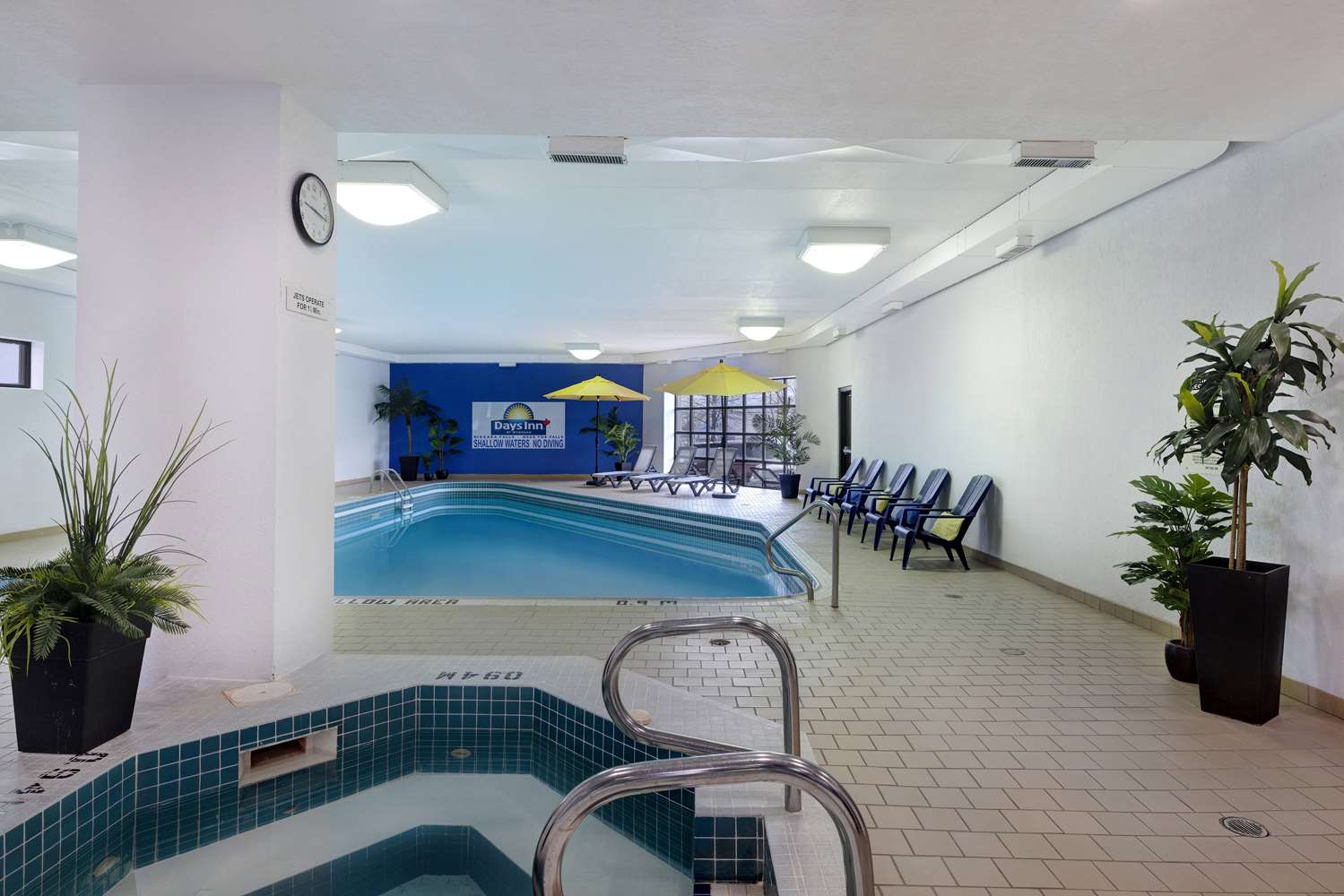 Days Inn By Wyndham Niagara Falls Near The Falls 32/44