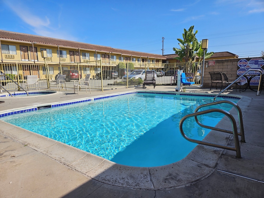 Fullerton Inn 42/53
