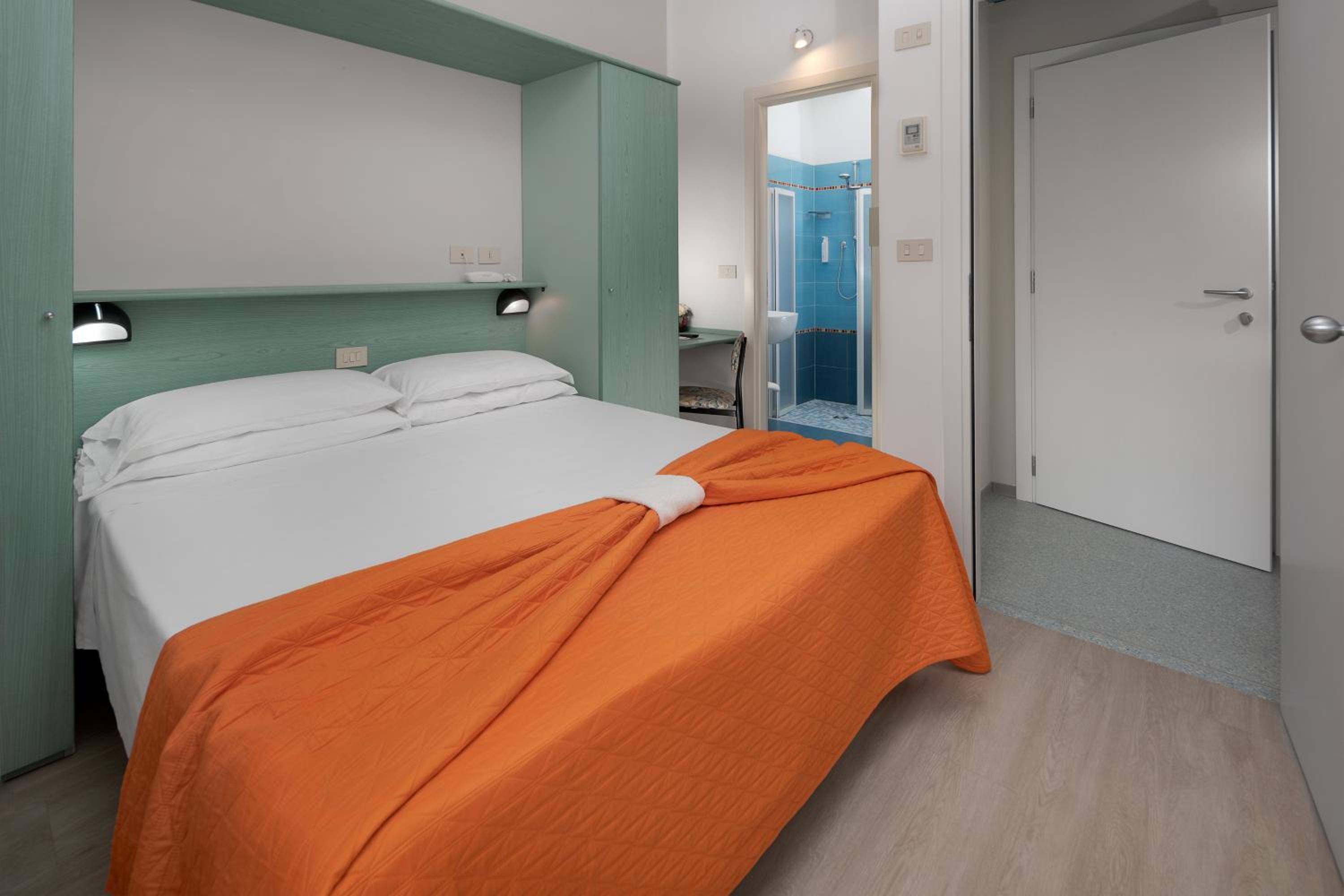 غرفة اقتصادية بسرير مزدوج