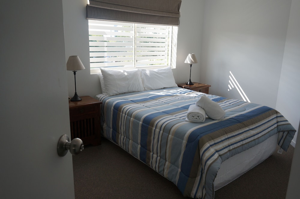 MOORINGS BEACH RESORT 26/77