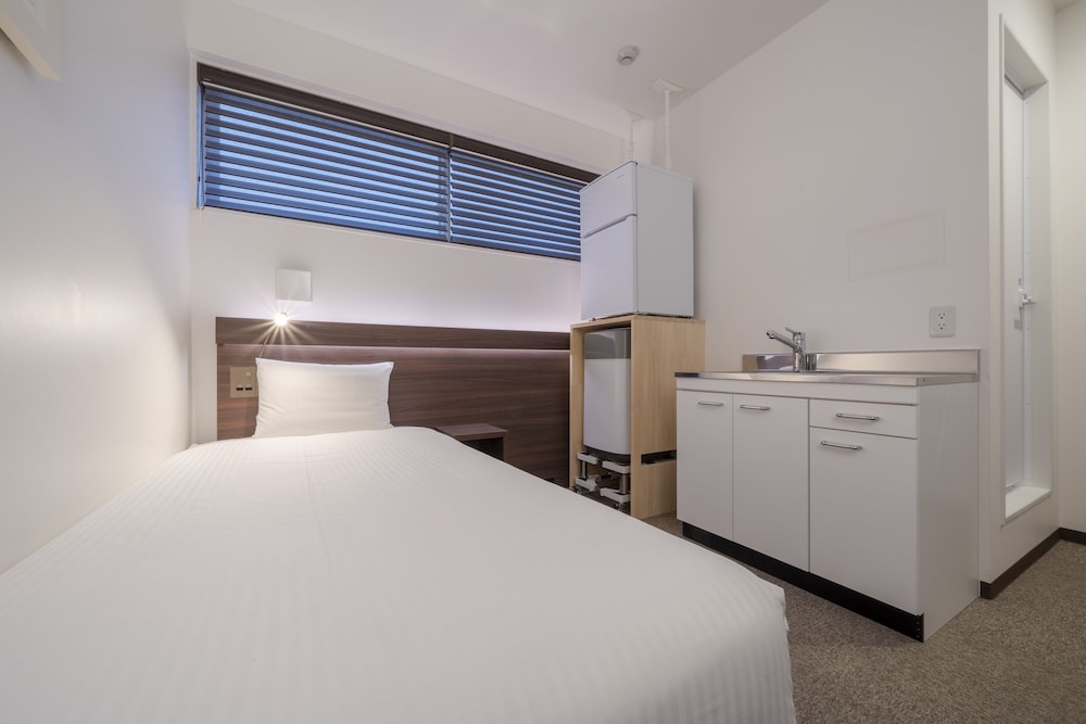 ROOM, SINGLE, KITCHENETTE