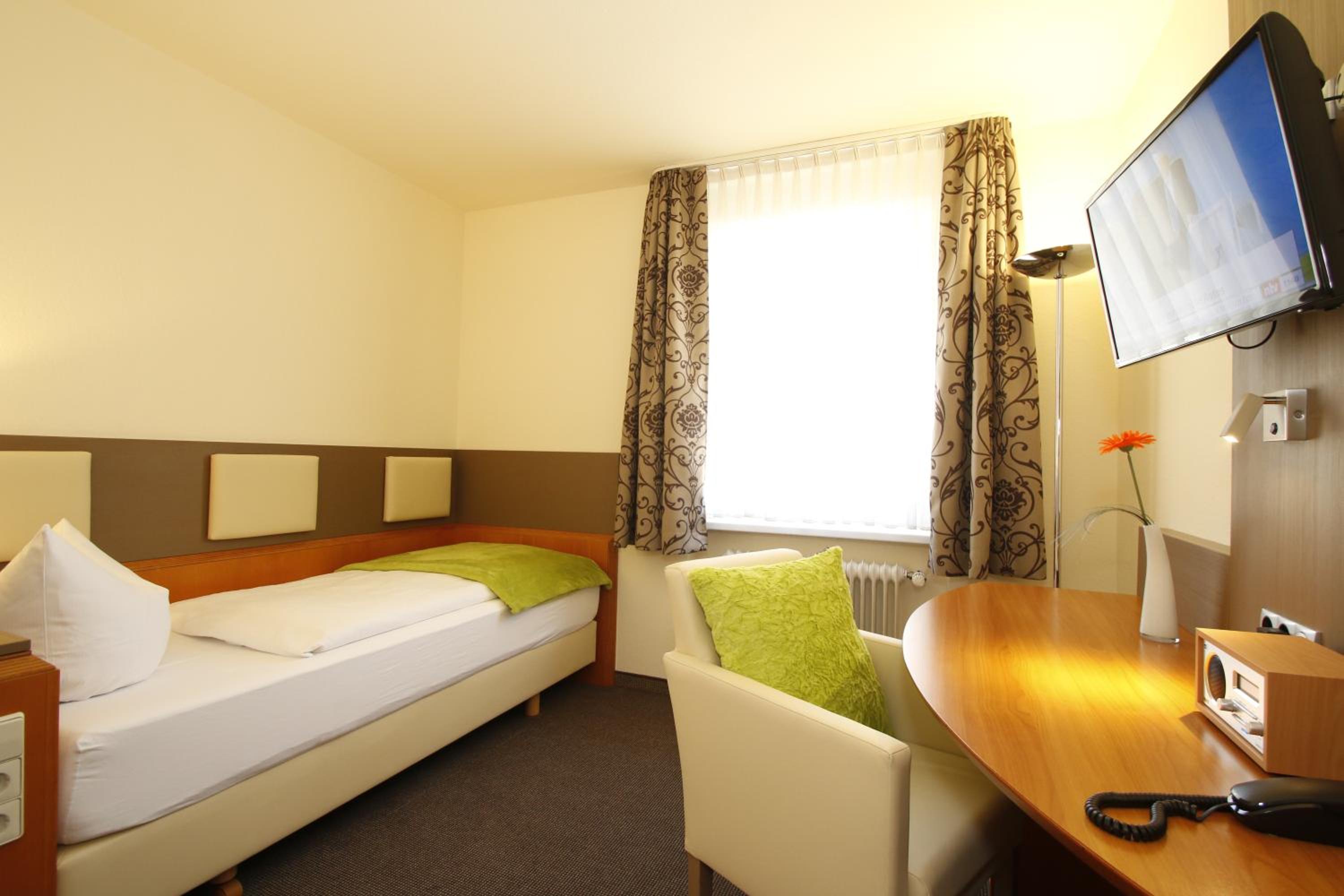 ROOM, SINGLE