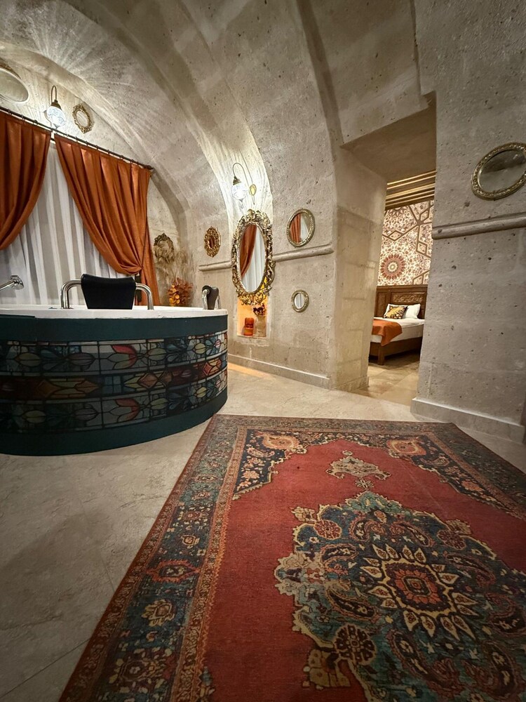 Serenus Cave Suites 10/50