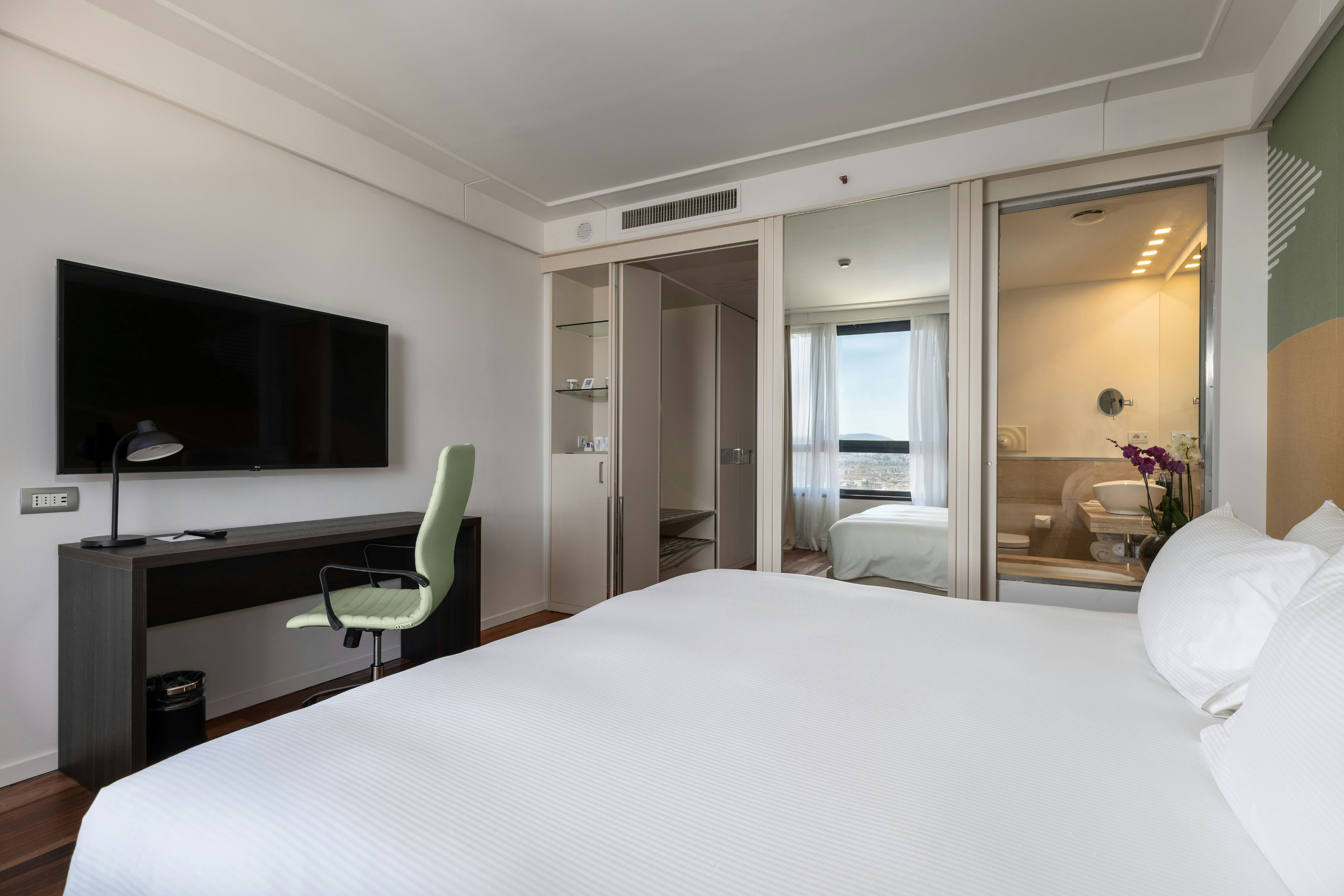EXECUTIVE, KING BED