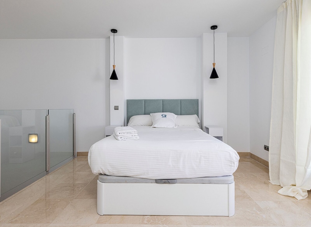 2 Bedrooms, Apartment, Queen Bed, City View, Attic