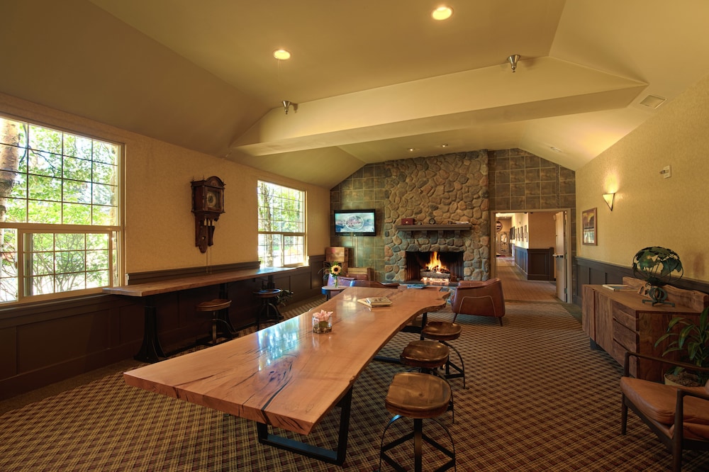 Coast Inn at Lake Hood 45/68