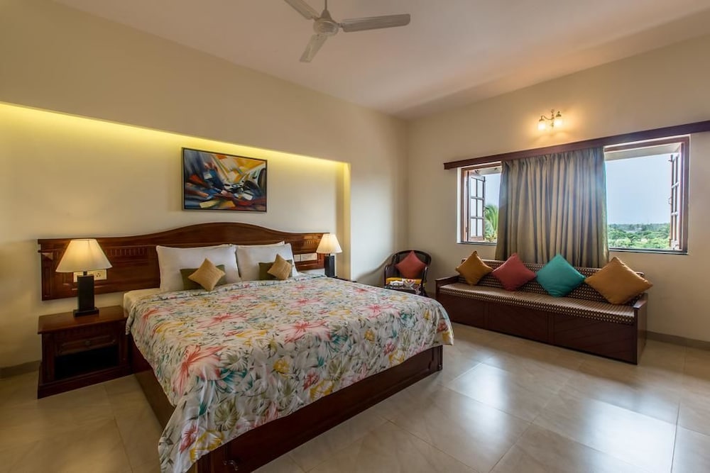 DELUXE, KING BED