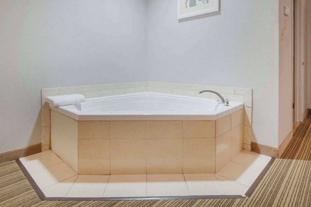 Country Inn & Suites by Radisson, Columbia, MO 23/40