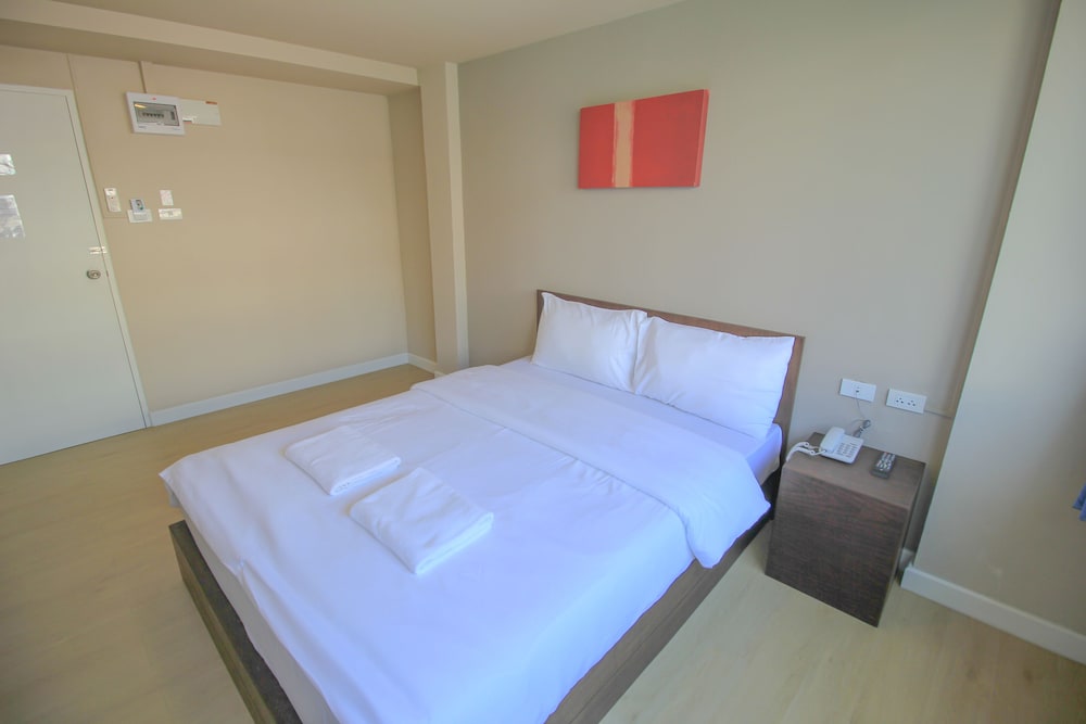 STANDARD, QUEEN BED