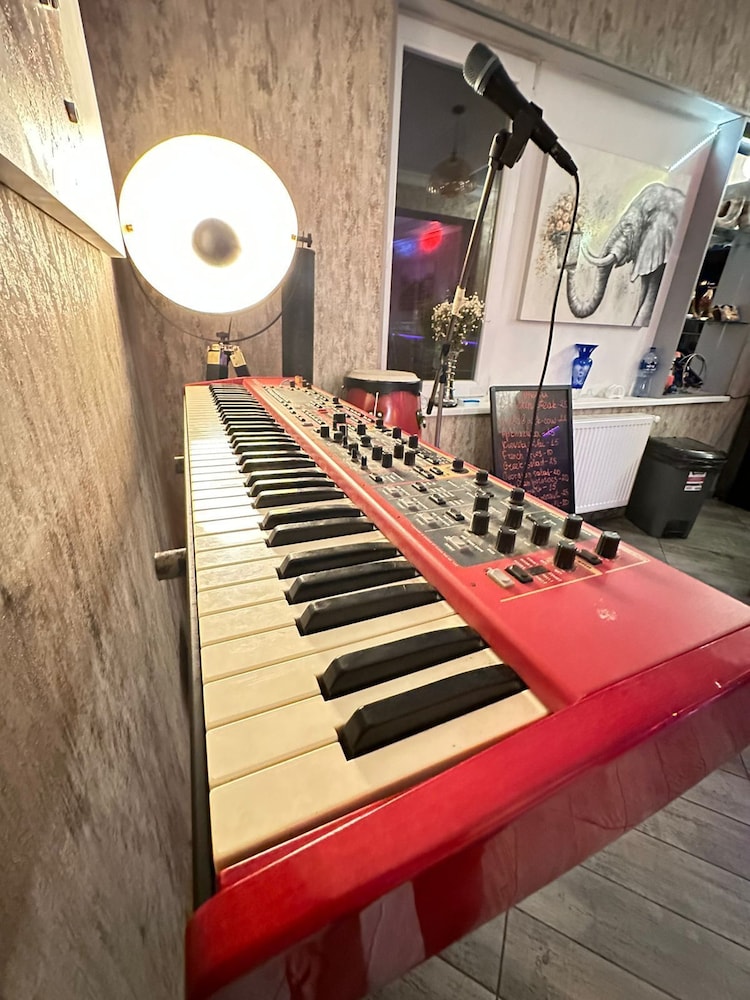 Piano Hotel 51/51