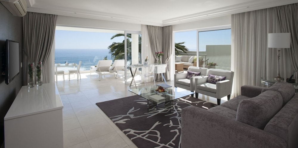 The Clarendon - Bantry Bay 30/50